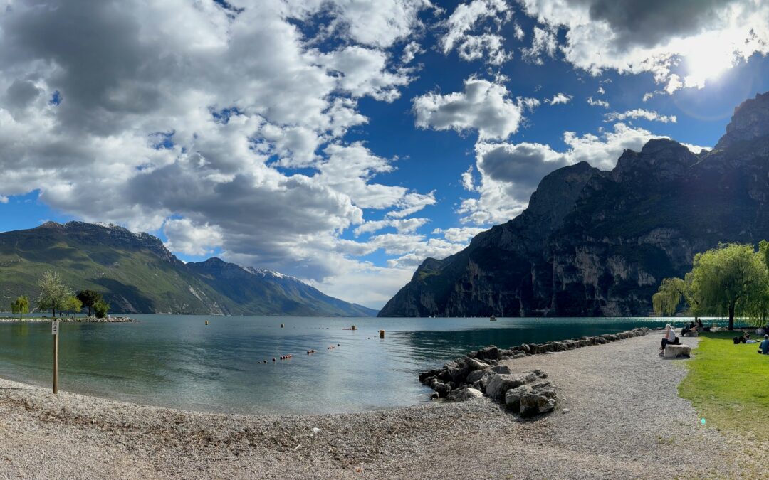 Die Strände von Riva del Garda: Entspannung, Tauchen und Spaß für Sportler und Familien